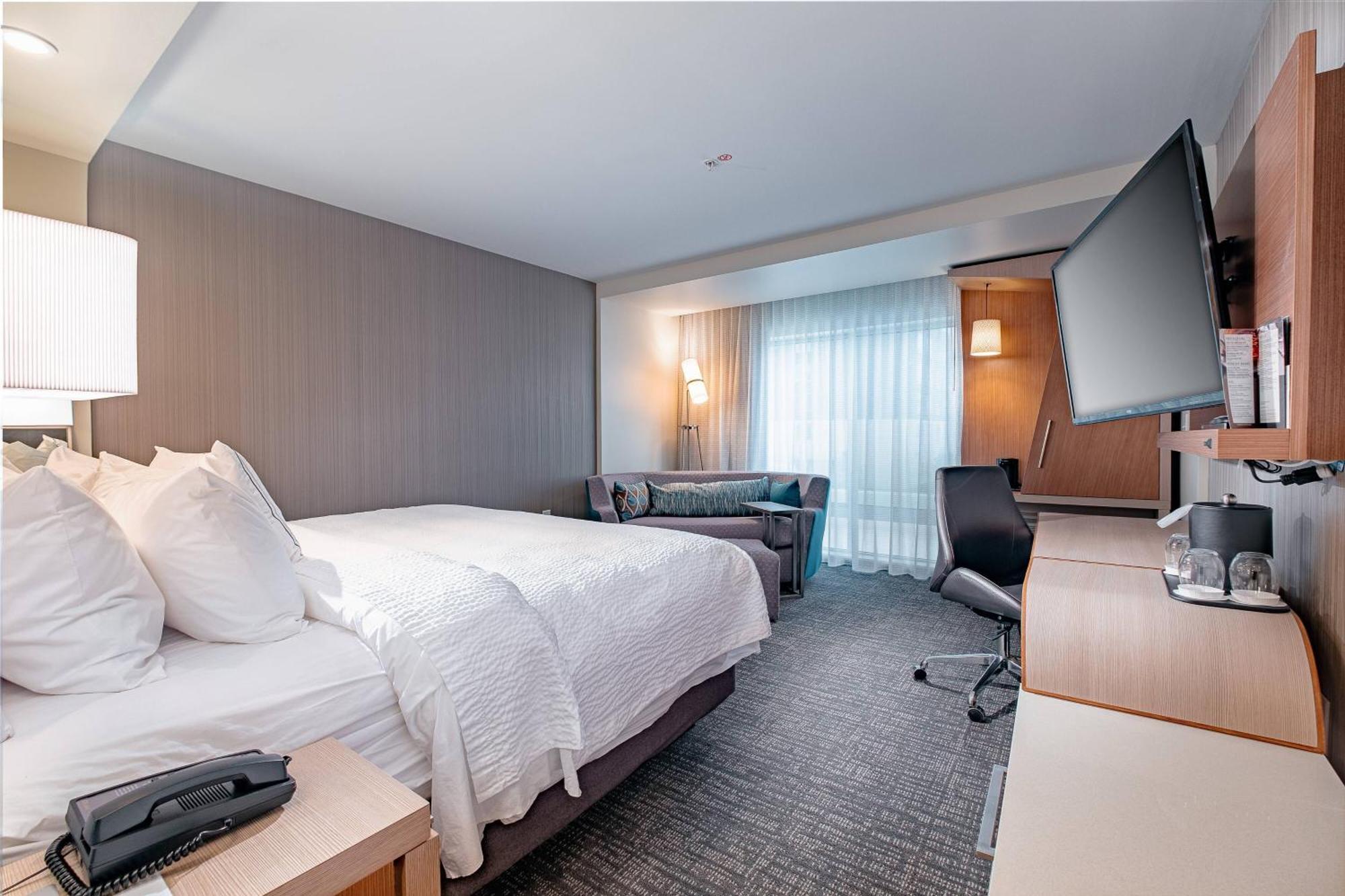 Отель Courtyard By Marriott Toledo West Экстерьер фото