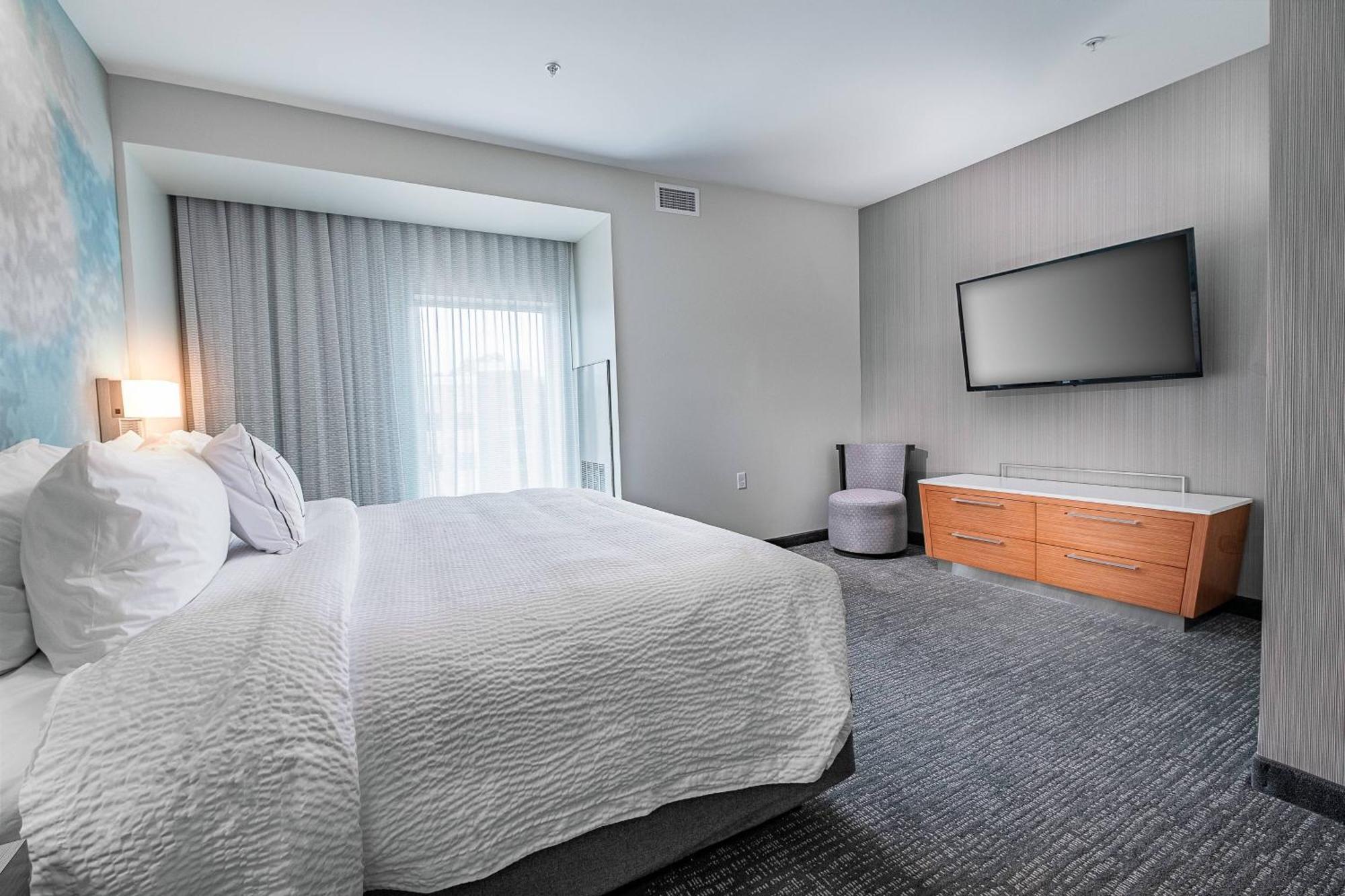 Отель Courtyard By Marriott Toledo West Экстерьер фото