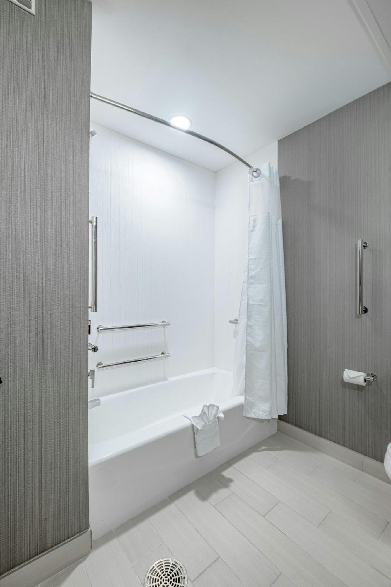 Отель Courtyard By Marriott Toledo West Экстерьер фото