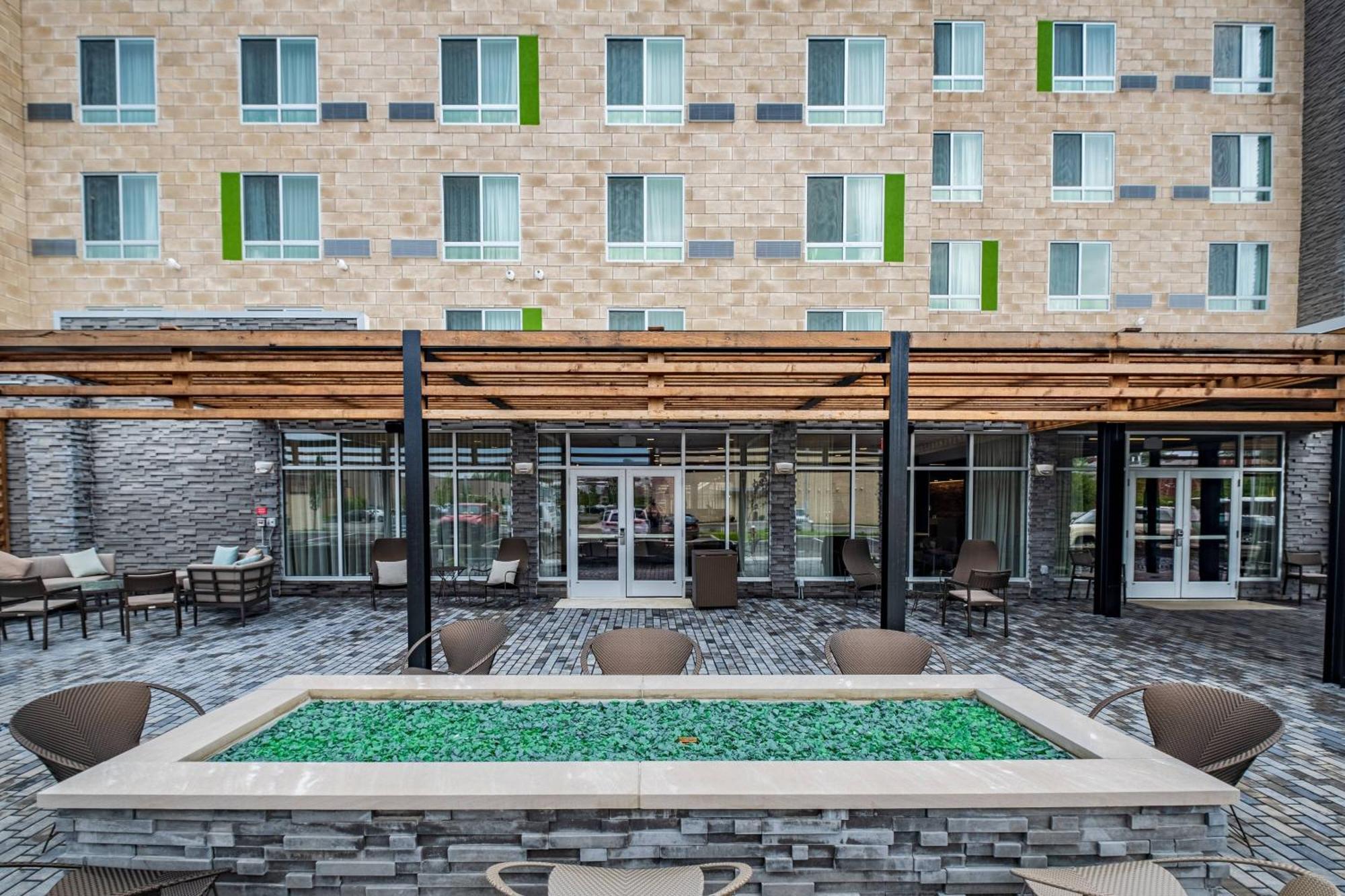 Отель Courtyard By Marriott Toledo West Экстерьер фото