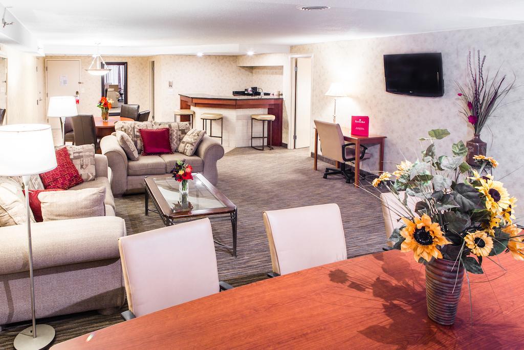 Отель Courtyard By Marriott Toledo West Экстерьер фото