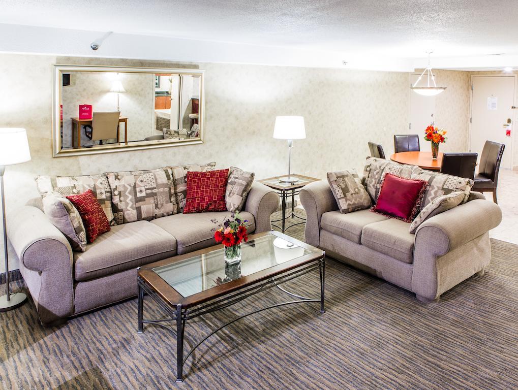 Отель Courtyard By Marriott Toledo West Экстерьер фото